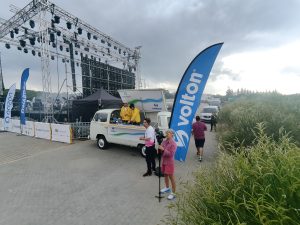 Διαφημιστικά banners της Volton σε υπαίθριο χώρο εκδήλωσης, χορηγία στο Φεστιβάλ Σκιρίτιδας